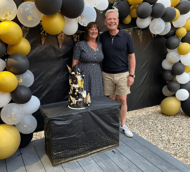 Julie en Colin Mills, oprichter van The CFO Centre, vieren de 21e verjaardag van het bedrijf.