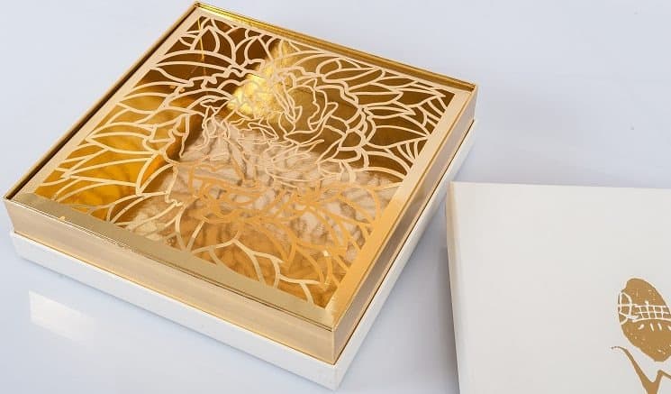 金盒位于包装顶部，带有花卉图案